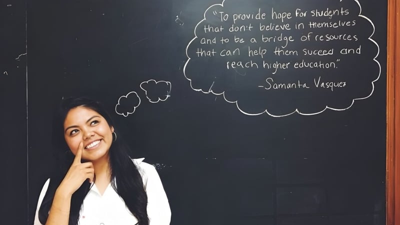 Eine junge Lehrerin steht vor einer Tafel mit einem Zitat über Bildung an der Carl Schurz High School.