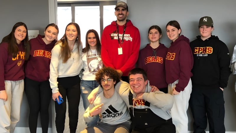 Eine Gruppe von Schülerinnen und Schülern der Carleton Place High School posiert in einem Klassenraum.