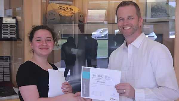 Zwei Schülerinnen und Schüler stehen zusammen in einem Geschäft auf dem Campus der Carleton Place High School.