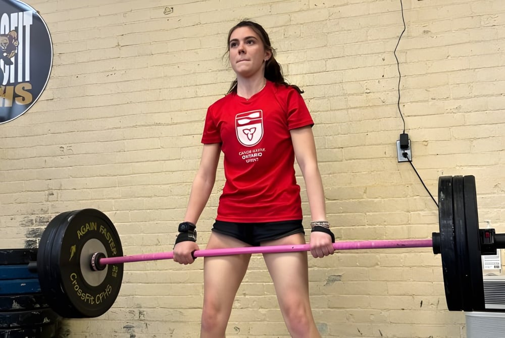 Eine Schülerin der Carleton Place High School trainiert mit einer Hantel in der Sporthalle.