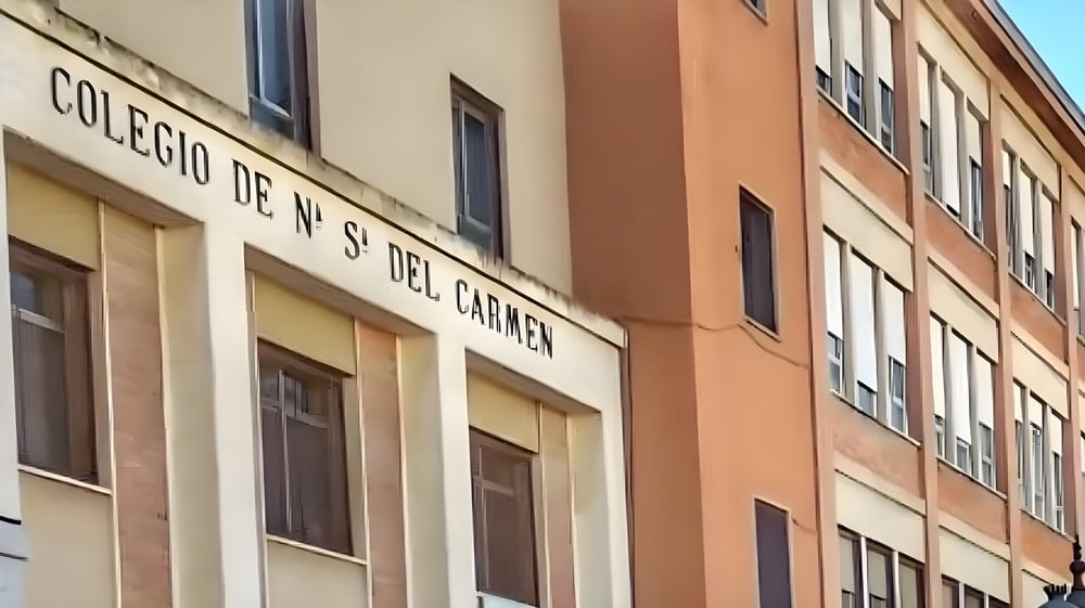 Das mehrstöckige Gebäude des Carmelitas Cadiz Colegio ist von anderen Gebäuden umgeben.