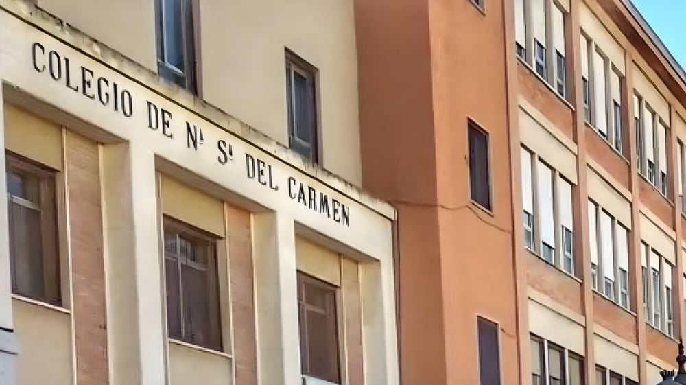 Das mehrstöckige Gebäude des Carmelitas Cadiz Colegio ist von anderen Gebäuden umgeben.