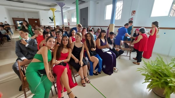 Eine große Gruppe junger Schülerinnen versammelt sich in einem hellen Innenraum auf dem Campus der Carmelitas Cadiz Colegio.