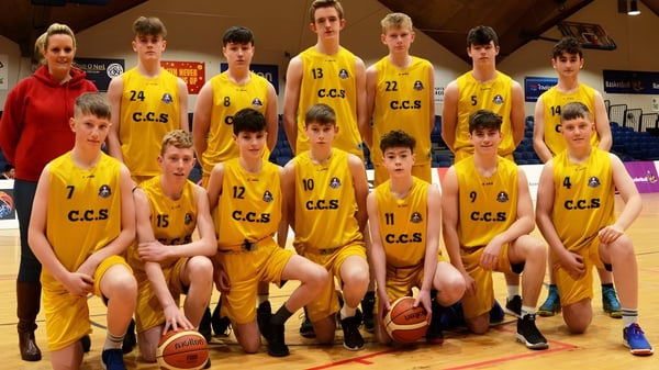 Eine Gruppe junger Basketballspieler der Carrick on Shannon Community School posiert gemeinsam auf dem Basketballfeld.