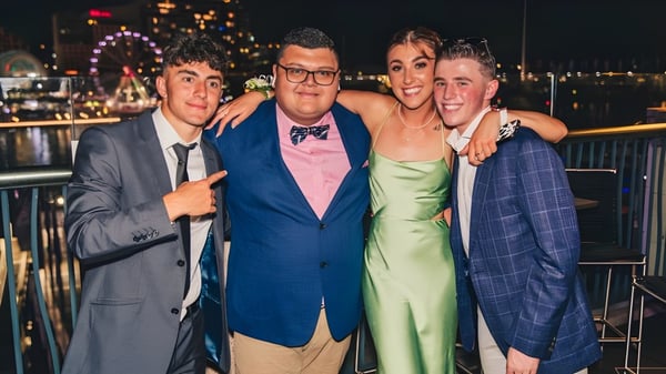 Vier Personen posieren vor einem Riesenrad auf dem Festgelände der Carrigallen Vocational School.