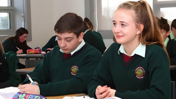 Zwei Schüler in Schuluniform sitzen im Klassenraum auf dem Campus von Castleblayney College.