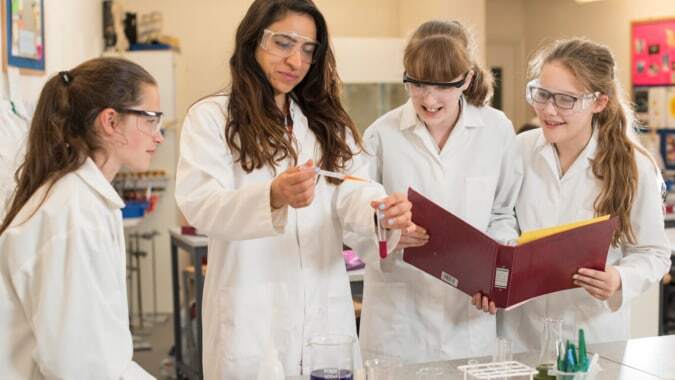 Schülerinnen der Castlerea Community School analysieren gemeinsam Dokumente in einem Labor.