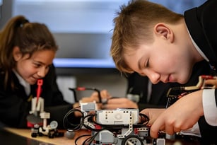 Zwei Schülerinnen und Schüler der Caterham School arbeiten konzentriert an einem Elektronikprojekt im Klassenraum.