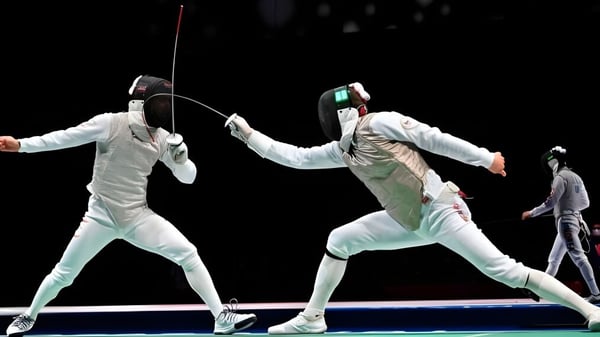 Zwei Schüler der Cathedral School of St Anne & St James tragen weiße Fechtuniformen und führen einen Fechtkampf durch.