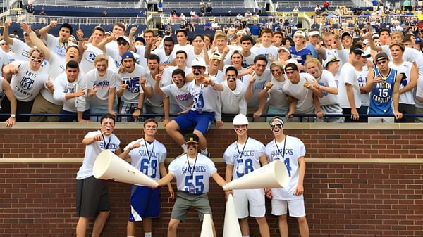 Schüler der Catholic Central High School versammeln sich auf den Tribünen des Stadions mit Cheerleading Megaphonen.