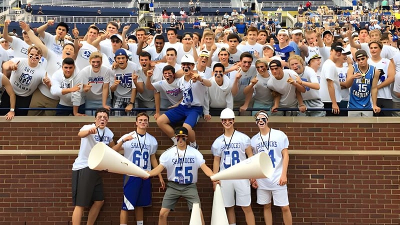 Schüler der Catholic Central High School versammeln sich auf den Tribünen des Stadions mit Cheerleading Megaphonen.