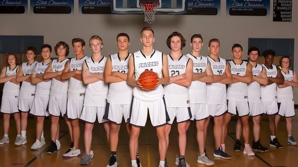 Eine Gruppe von Schülerinnen des Cave Creek Unified School District steht gemeinsam auf dem Basketballfeld mit Korb im Hintergrund.
