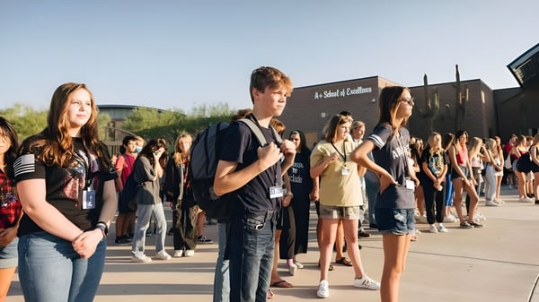 Eine Gruppe Schüler steht im Freien vor Gebäuden auf dem Campus des Cave Creek Unified School District.