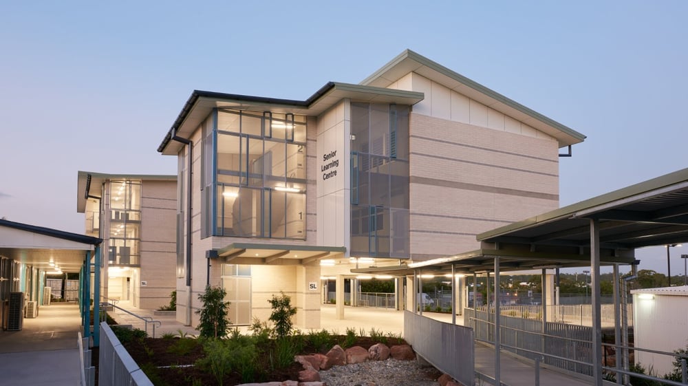 Das moderne mehrstöckige Gebäude mit Glasfassade und überdachtem Weg auf dem Campus der C.B.S. Roscommon.