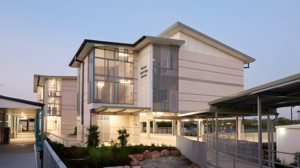 Das moderne Hauptgebäude mit Glasfassade und überdachtem Eingangsbereich auf dem Campus der C.B.S. Roscommon.