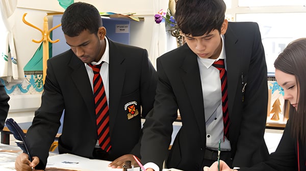 Zwei Schüler in Schuluniform stehen in einem Klassenzimmer auf dem Campus der CBS Westland Row.