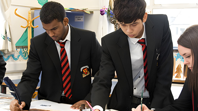 Schüler in Schuluniformen stehen zusammen und untersuchen etwas auf einem Tisch im Unterricht der CBS Westland Row.