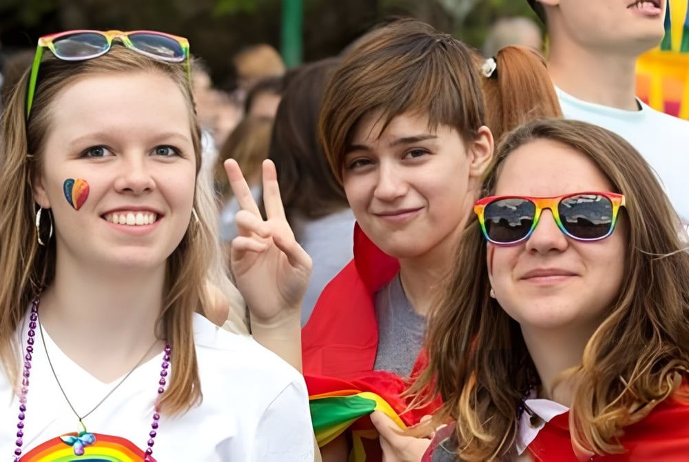 Schüler der Centennial Collegiate feiern gemeinsam bei einer lebendigen Veranstaltung mit farbenfrohen Sonnenbrillen.