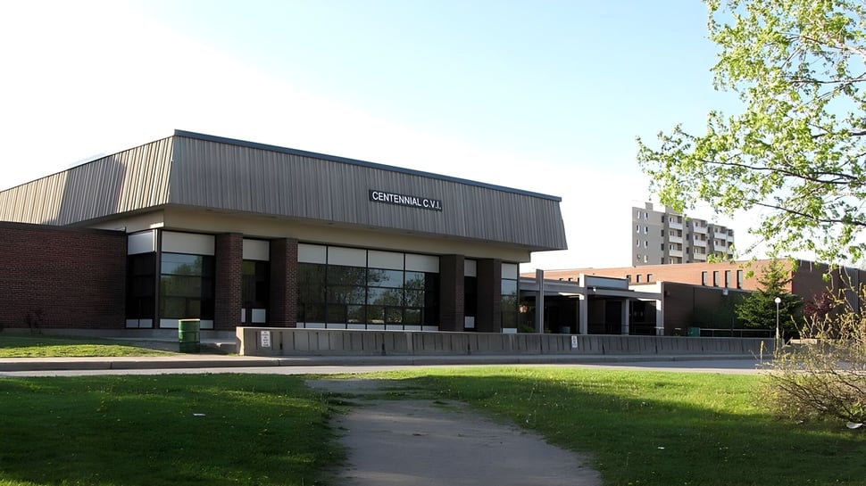 Das moderne mehrstöckige Gebäude mit dem Schriftzug Centennial Hall auf dem Campus des Centennial Collegiate Vocational Institute.