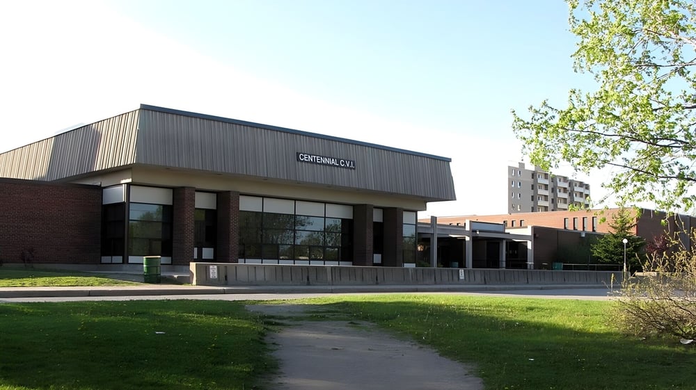 Das moderne mehrstöckige Gebäude mit dem Schriftzug Centennial Hall auf dem Campus des Centennial Collegiate Vocational Institute.
