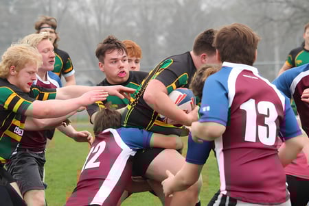 Eine Gruppe von Rugbyspielern spielt ein Match auf dem Sportplatz der Centennial Secondary School in Ontario.