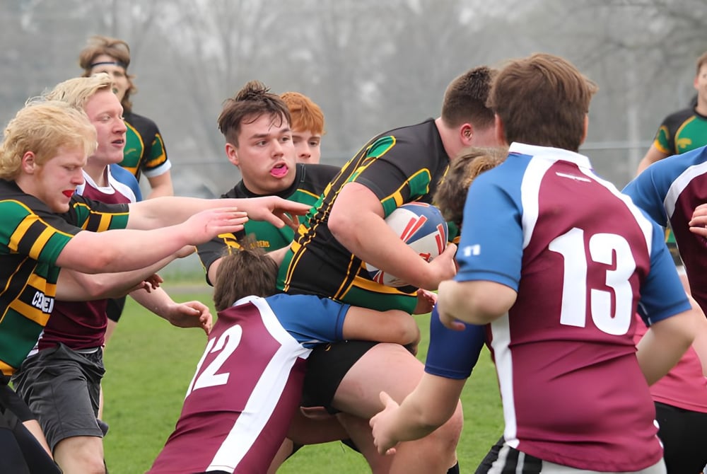 Eine Gruppe von Rugbyspielern spielt ein Match auf dem Sportplatz der Centennial Secondary School in Ontario.
