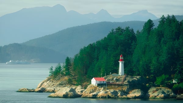 Küstenlandschaft mit Leuchtturm und Bergkulisse in der Nähe der Centennial Secondary School in British Columbia.