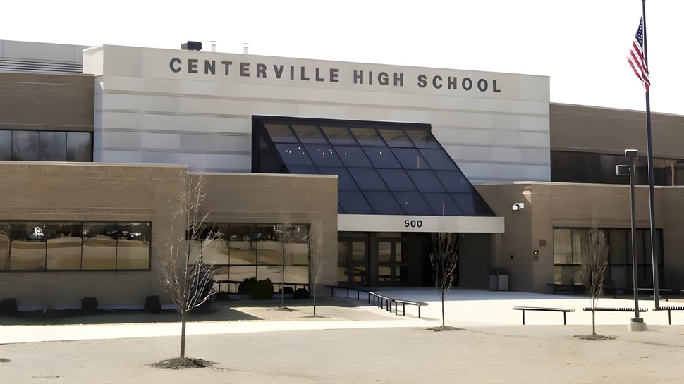 Das moderne Hauptgebäude der Centerville Senior High School mit sichtbarer amerikanischer Flagge.