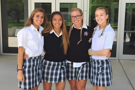 Vier Schülerinnen stehen zusammen vor dem Gebäude der Central Catholic Jr.-Sr. High School.