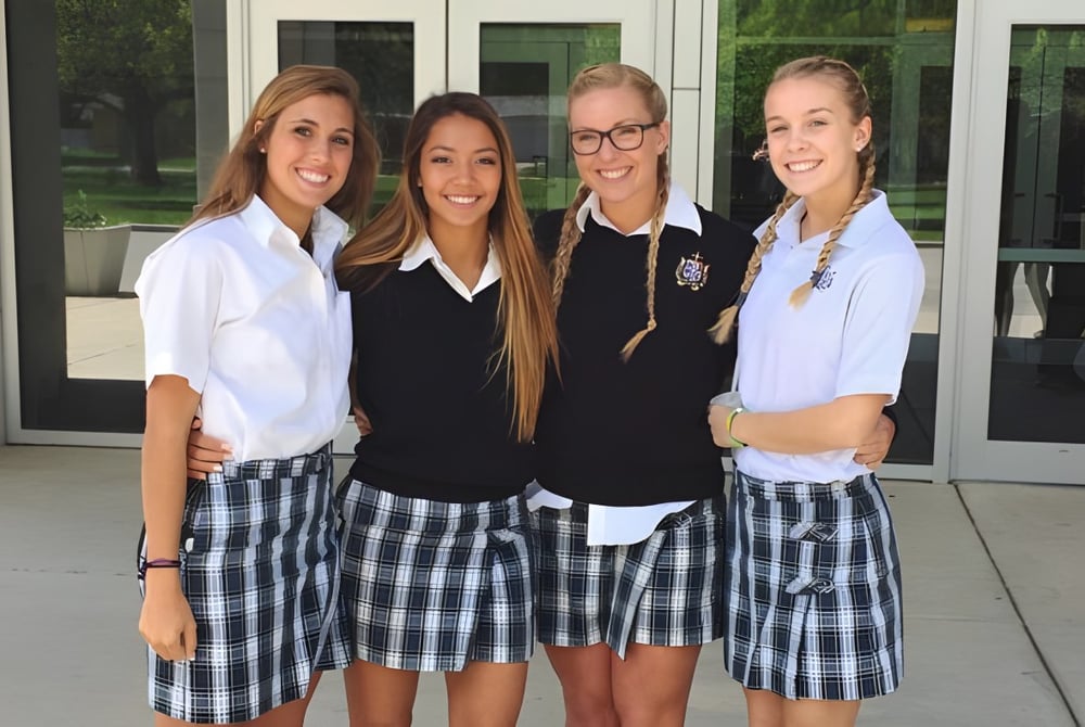 Vier Schülerinnen stehen zusammen vor dem Gebäude der Central Catholic Jr.-Sr. High School.
