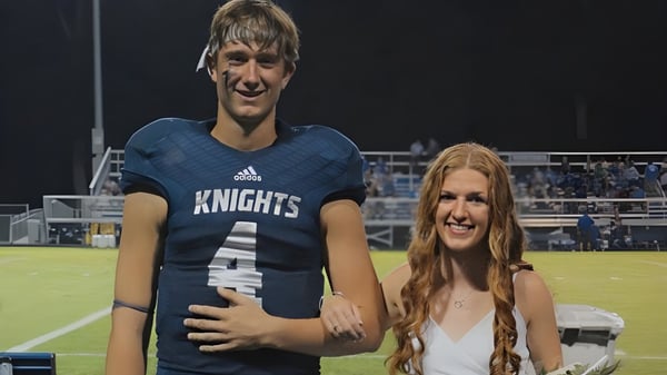 Zwei Schülerinnen und Schüler der Central Catholic Jr.-Sr. High School stehen auf dem Sportplatz in Sportkleidung.