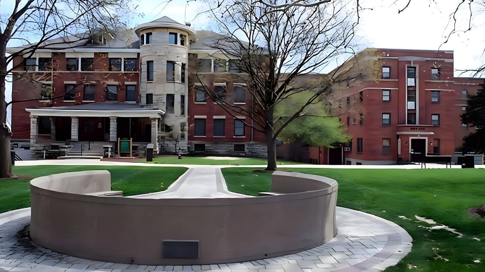 Der runde Brunnen auf dem Campus der Central Methodist University ist von Backsteingebäuden und Bäumen umgeben.