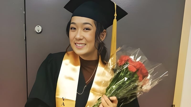 Eine Absolventin der Central Technical School in Talar hält vor einer Tür einen Strauß roter Rosen und lächelt.