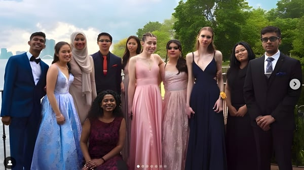 Eine Gruppe von Schülerinnen und Schülern der Central Toronto Academy steht im Freien vor Bäumen und Gebäuden.