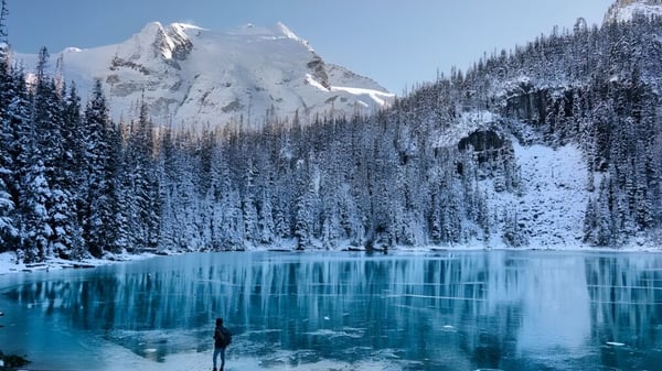 Verschneite Berglandschaft mit See und Tannenwald in der Nähe der Centre Dufferin District High School.