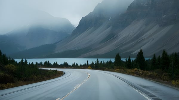 Eine kurvige Straße führt durch eine neblige Berglandschaft nahe dem Centre Wellington District High School.