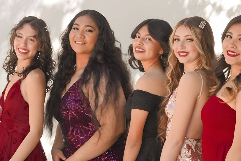 Eine Gruppe von fünf Schülerinnen der Chaffey High School posiert vor einem hellen Hintergrund.