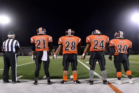 Schüler des Chaffey Joint Union High School District spielen Fußball unter Flutlicht im Stadion.