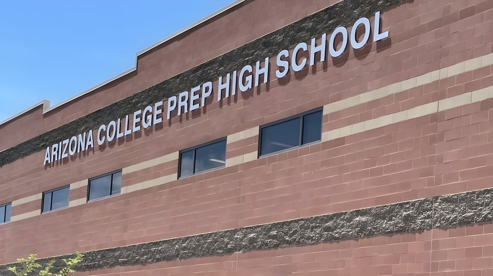 Das Gebäude des Chandler Unified School District mit der Aufschrift Arizona College Prep High School an der Fassade.