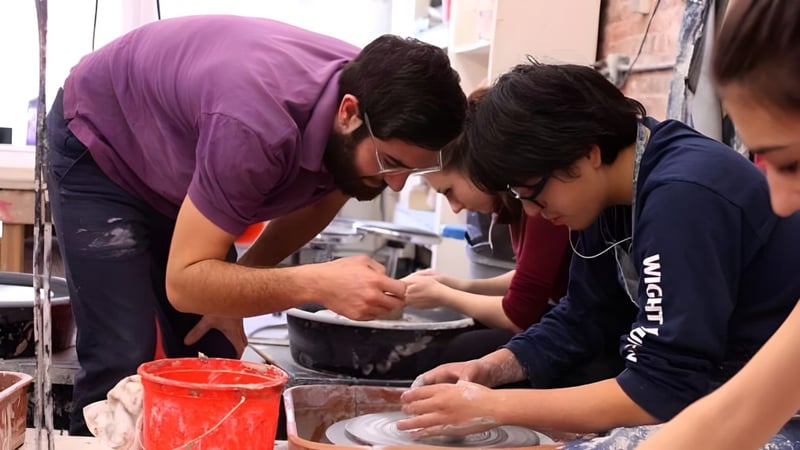 Drei Personen arbeiten gemeinsam an einer Aufgabe auf dem Campus der Chapel Hill - Chauncy Hall.