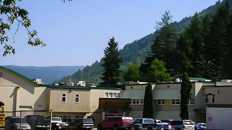 Blick auf die bewaldete Berglandschaft mit dem Stadtgebiet in der Nähe der Charles Bloom Secondary School.