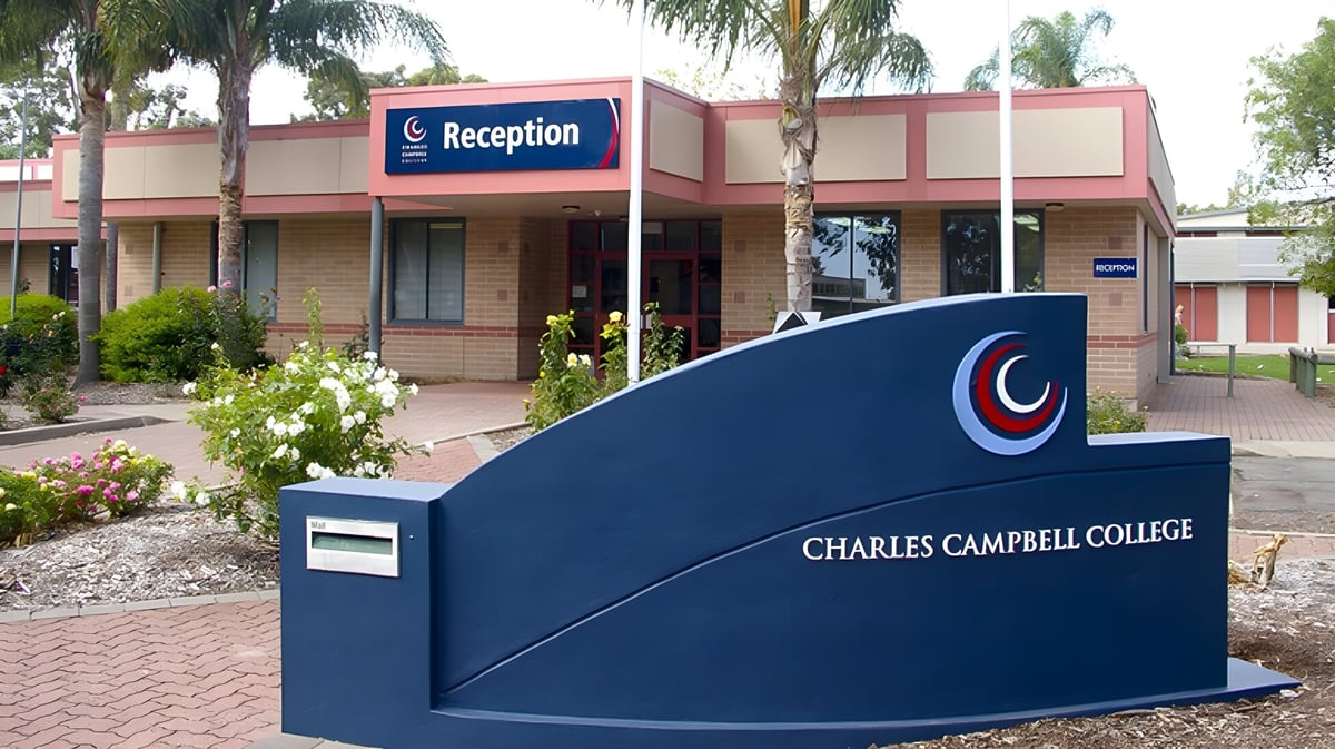 Der Empfangsbereich mit Logo und Namensschild des Charles Campbell College ist in dem Bild gut sichtbar.