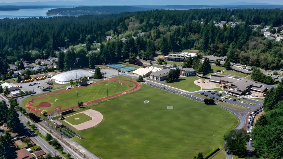 Das weitläufige Sportgelände der Charles Wright Academy liegt eingebettet in eine bewaldete Landschaft mit einem Baseballfeld und weiteren Sportanlagen.