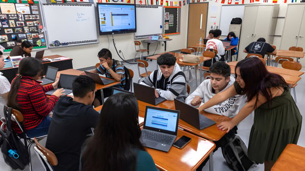 Schüler der Charlotte-Mecklenburg Schools arbeiten im Klassenraum an Computern umgeben von Lernmaterialien.