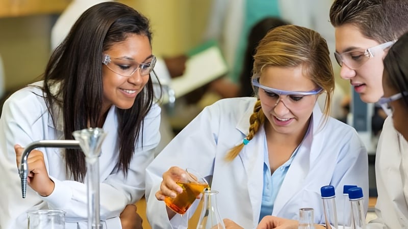 Drei Schülerinnen und Schüler arbeiten gemeinsam in einem Labor der Charlotte-Mecklenburg Schools an einem naturwissenschaftlichen Projekt.