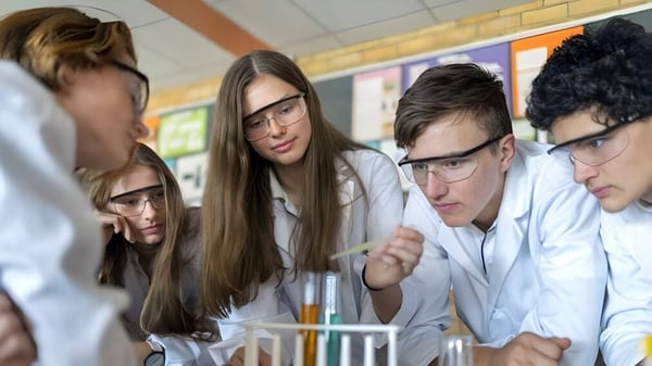 Schüler der Chatelech Secondary School arbeiten gemeinsam an einem Tisch in einem Klassenzimmer.