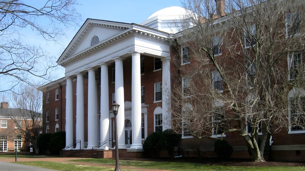 Das historische Gebäude der Chatham Hall School mit einer kuppelbekrönten Dachkonstruktion steht auf einem gepflegten Rasen vor kahlen Bäumen.