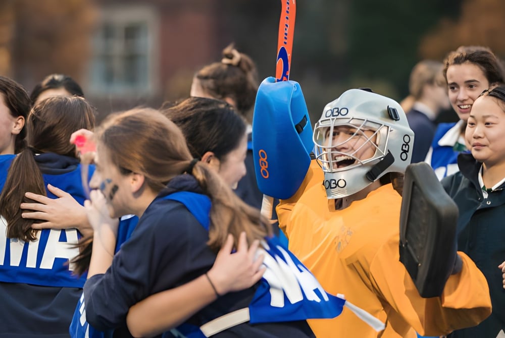 Eine Gruppe Schülerinnen des Cheltenham Ladies' College versammelt sich im Freien vor Schulgebäuden.