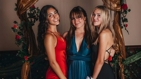 Drei Studentinnen der Cheshire Academy posieren zusammen vor einem blumigen Hintergrund.