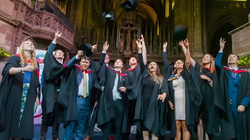 Absolventinnen und Absolventen des Cheshire College South & West feiern in einem prächtigen kathedralenähnlichen Saal ihre Abschlussfeier.